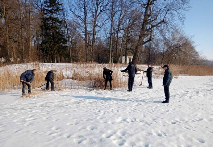 В Станьково началось строительство пирса на озере 3