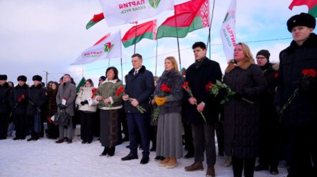 Память юных героев-антифашистов почтили митингом-реквиемом в Дзержинском районе